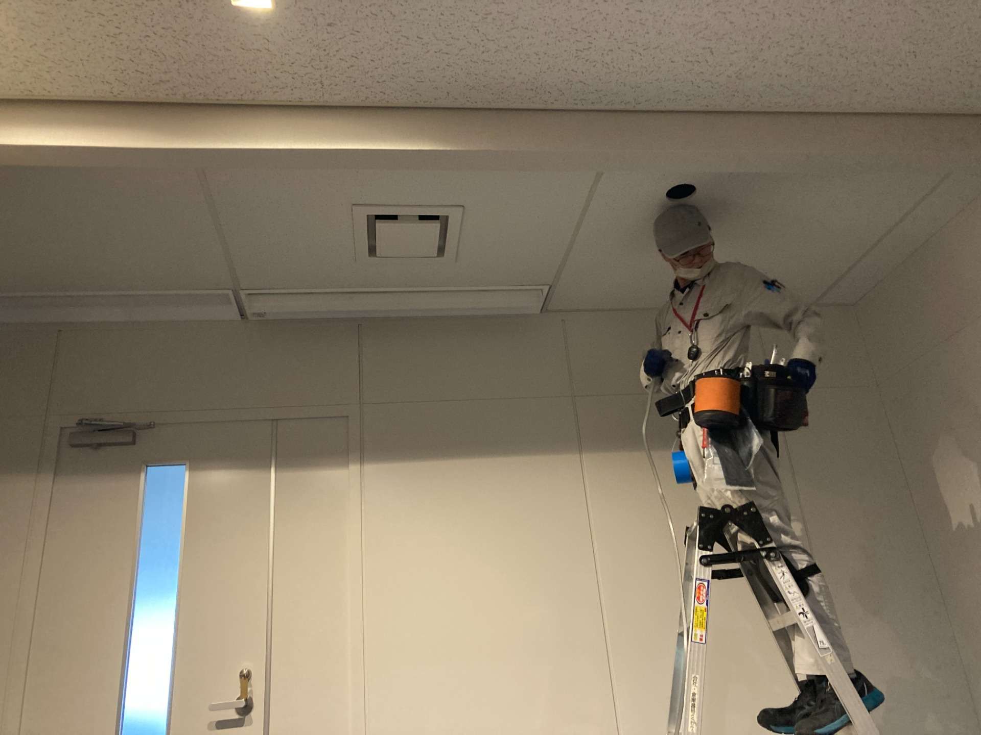 ダウンライト取付作業